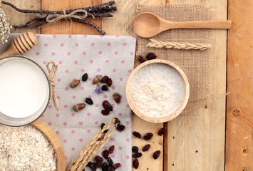 Oat flakes with currant dried fruit and milk