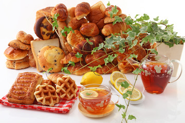 おいしそうなパンと紅茶