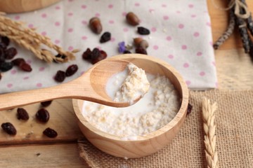 Oat flakes with currant dried fruit and milk