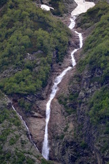 Fototapeta na wymiar Водопад на горной речке