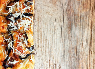 Pizza siciliana melanzane e ricotta salata © schiros