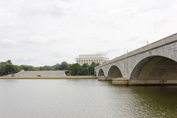 Naklejka premium View of the Lincoln Memorial & Arlington Memorial Bridge from the Potomac River