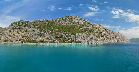 Fototapeta na wymiar panoramic view of blue lagoon and rocky island
