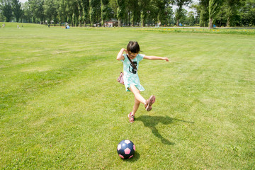 Fototapeta premium サッカーボールを蹴る子供