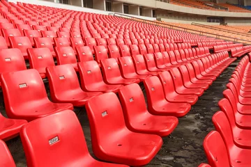Glasschilderij Stadion Lege stoelen in het stadion