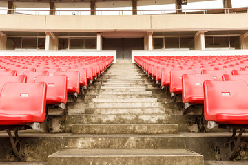 Lege stoelen in het stadion
