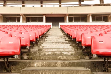 Glasschilderij Stadion Lege stoelen in het stadion