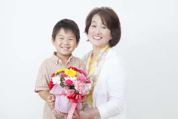 花束を持つ子供とシニア