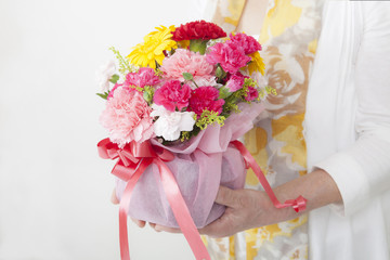 花束を持つシニア