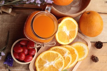 Obraz na płótnie Canvas Orange juice with fresh orange fruits sliced.