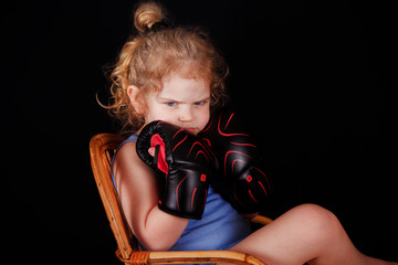 bambina con i guanti da boxe