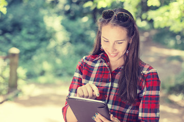 Obraz premium attractive happy casual woman using pad mobile pc