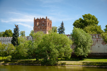 Obraz premium Novodevichy Convent Wall Square Tower in Moscow
