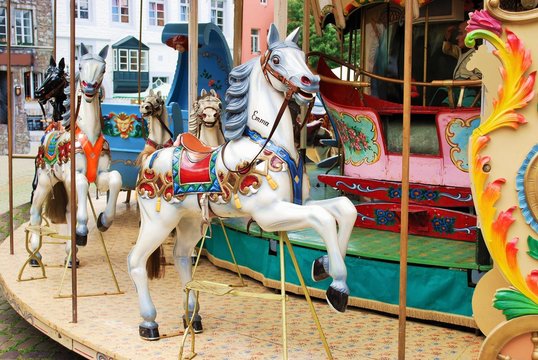 Wunderschönes altes Kinderkarussell auf dem Jahrmarkt, der Kirmes