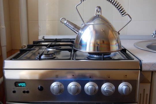 Hot tea on a gas stove
With a gas stove, you can quickly prepare tea and other meals