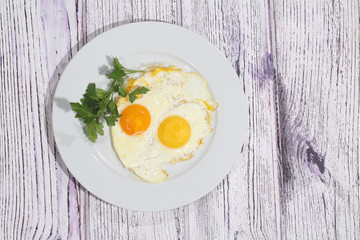 Fried eggs with fresh parsley