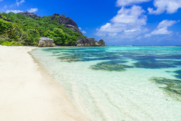 Fototapeta na wymiar Anse Source d'Argent - Beautiful beach on tropical island La Digue in Seychelles