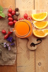 Fototapeta na wymiar Orange juice with fresh orange fruits sliced.