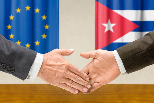 Vertreter der EU und Kubas reichen sich die Hand