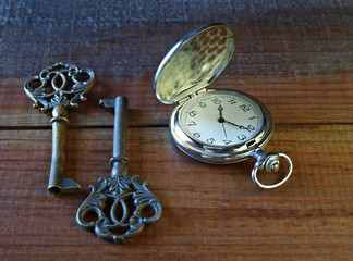 Llaves antiguas y viejo reloj de bolsillo