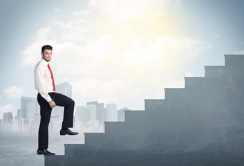 Obraz premium Biznesmen wspina się po koncepcji konkretnych schodów