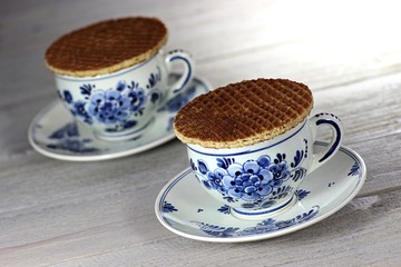 niederländische Sirupwaffeln auf Delfter Blau Tassen