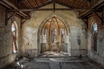 Foto auf Acrylglas Alte verlassene Gebäude Das hohle Innere einer alten christlichen Kirche
