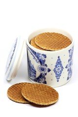 niederländische Sirupwaffeln in einer Delfter Keramikdose isoliert auf weißem Hintergrund