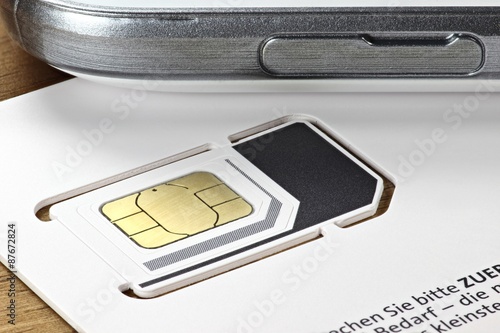 "Triple SIM Karte für ein Mobiltelefon" Stockfotos und lizenzfreie