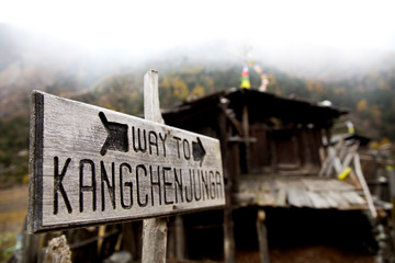 Een bord met de trekkingroute naar Kangchenjunga Base Camps in Nepal, Himalaya. Kangchenjunga is de derde hoogste berg ter wereld.