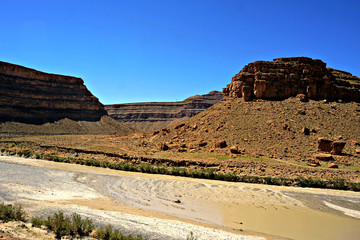 Mit dem Autos durch die Dadesschlucht in Marokko