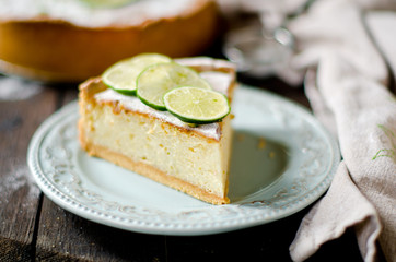 Tart with cream and lime