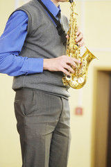 Obraz premium The performer plays a saxophone during a concert