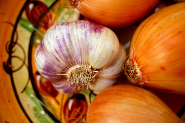 Knoblauch und Zwiebeln in Porzellanschale