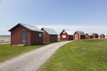Fototapeta na wymiar typische rote Fischerhütten am Hafen von Kapelludden, Öland, Schweden