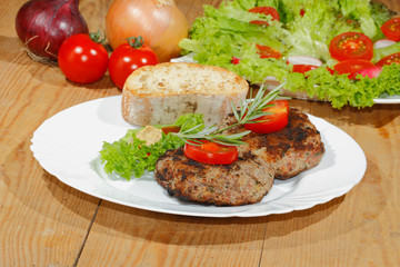 Gegrillte Hacksteaks, Würzsaucen, Ciabatta, Brot, Teller