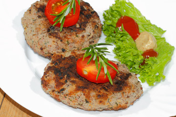 Gegrillte Hacksteaks, Würzsaucen,  Teller