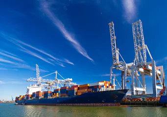 Foto auf Acrylglas Großes Containerschiff im Hafen von Rotterdam entladen © beketoff