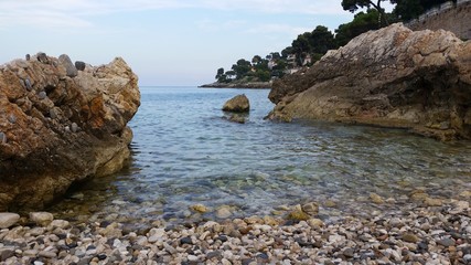 Plage de galets paradisiaque