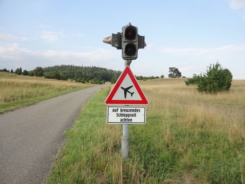 Achtung Flugbetrieb - Auf kreuzendes Schleppseil achten
