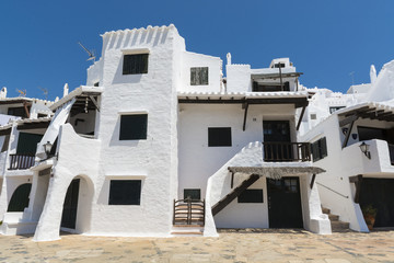 Casa bianca di villaggio di pescatori
