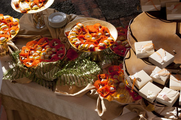 Dulces para matrimonio servidos en una mesa
