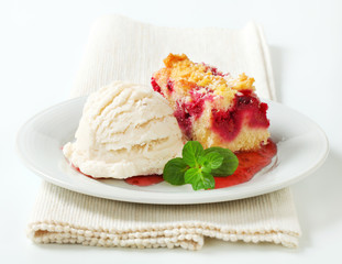 Berry fruit crumble slice with ice cream