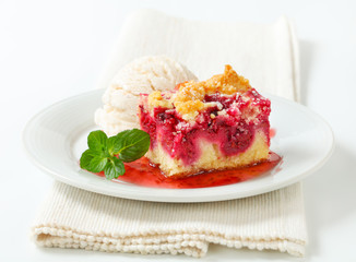 Berry fruit crumble slice with ice cream