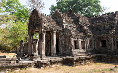 Fototapeta na wymiar abandoned temple in Angkor Wat, Cambodia