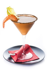 Cóctel de crema de marisco con decoración de langostino aislado sobre un fondo blanco