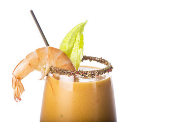 Cóctel de crema de marisco con decoración de langostino aislado sobre un fondo blanco