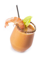 Cóctel de crema de marisco con decoración de langostino aislado sobre un fondo blanco