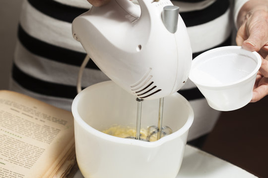 Preparando galletas con el libro de la abuela