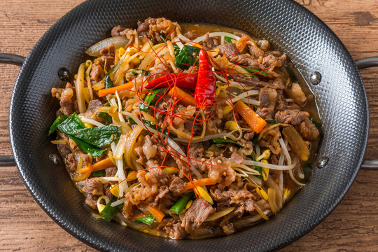 韓国風すき焼き　プルコギ　 Korean dish of grilled beef bulgogi